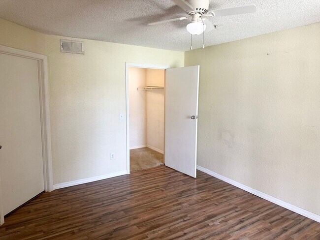 Building Photo - Spacious and Beautiful - Unfurnished 2/2 at Villas Del Sol !