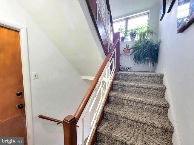 Building Photo - 628 W Providence Rd