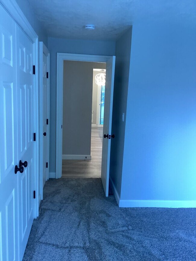 Building Photo - BEAUTIFUL - REMODELED 2 BEDROOM/1 BATH CON...
