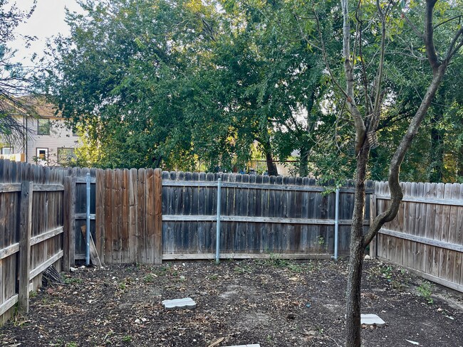 Building Photo - Move-In Special! 3-Bed, 2.5-Bath Townhouse...