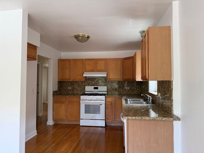 Building Photo - 5534 N Campbell Ave