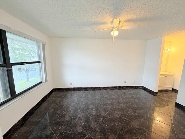 Building Photo - 206 Lake Pointe Dr