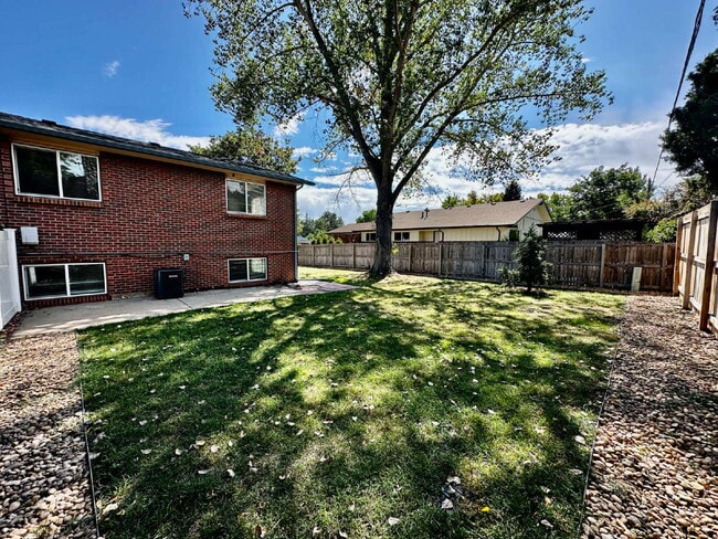 Building Photo - AVAILABLE OCTOBER! Wonderful 3 bed/2 bath ...
