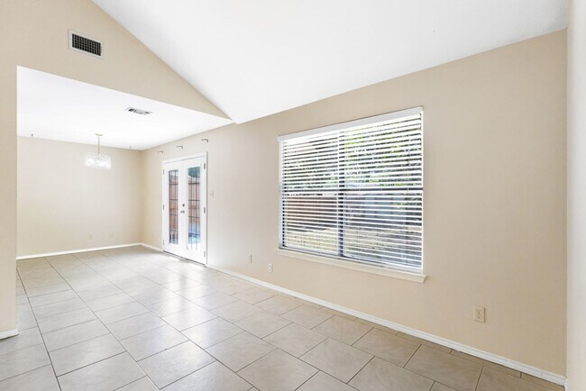 Building Photo - 265 Lohmann St