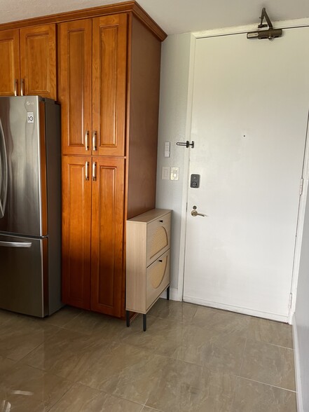 Kitchen and entry door - 320 Liliuokalani Ave