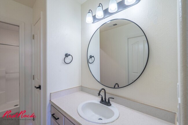 Building Photo - Small Dog Friendly! 3 Bedroom Single-Level...