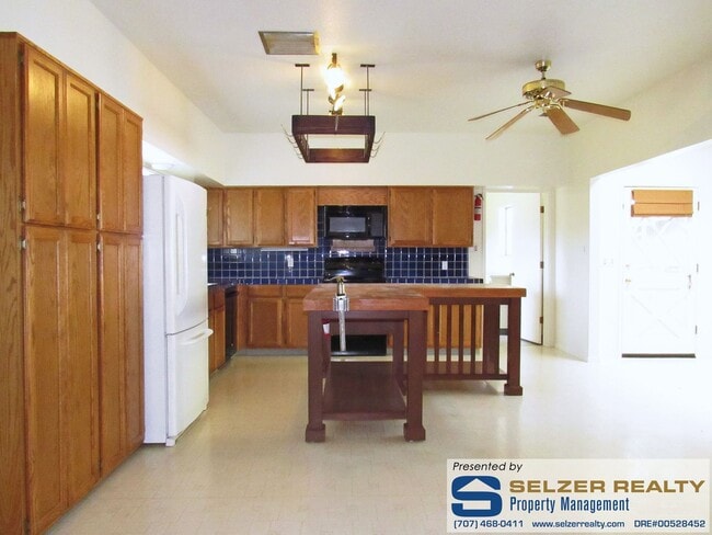 Building Photo - Spacious 4 bd. gated country estate w/ pool!