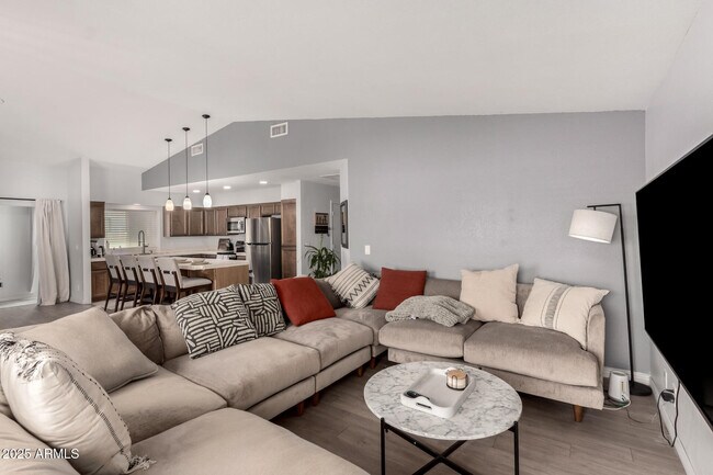 Building Photo - 303 W Fellars Dr