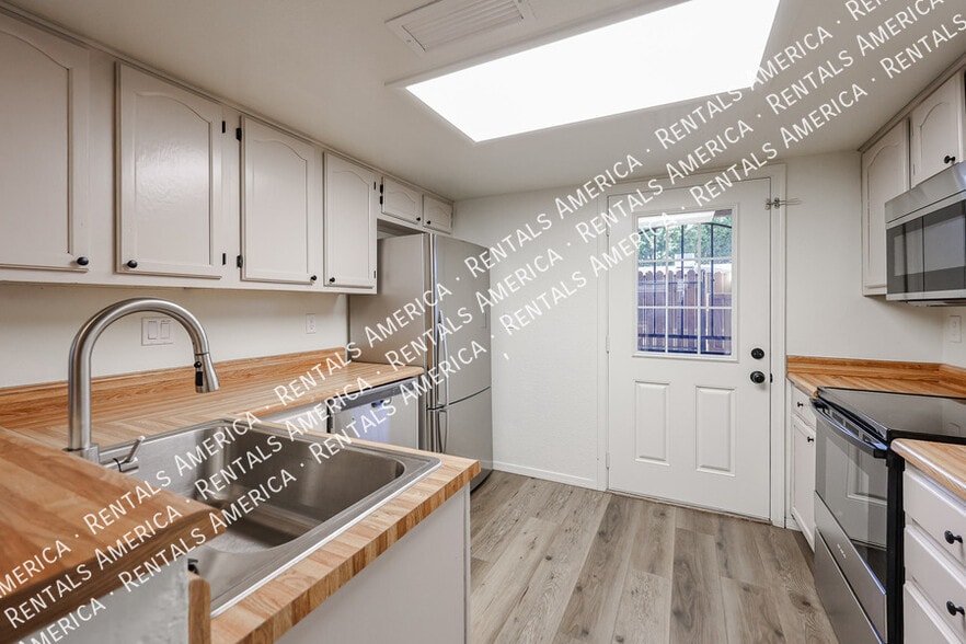 Building Photo - 6609 W Kingston Ln