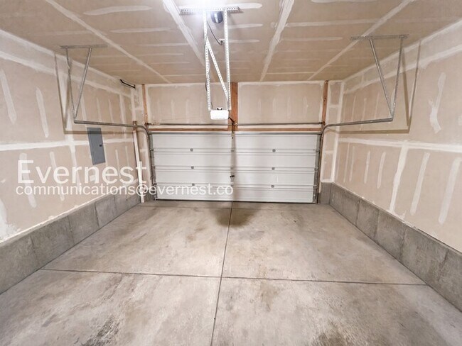 Building Photo - 3 Bed/2.5 Bath Townhome with Modern Amenities / Available Now!