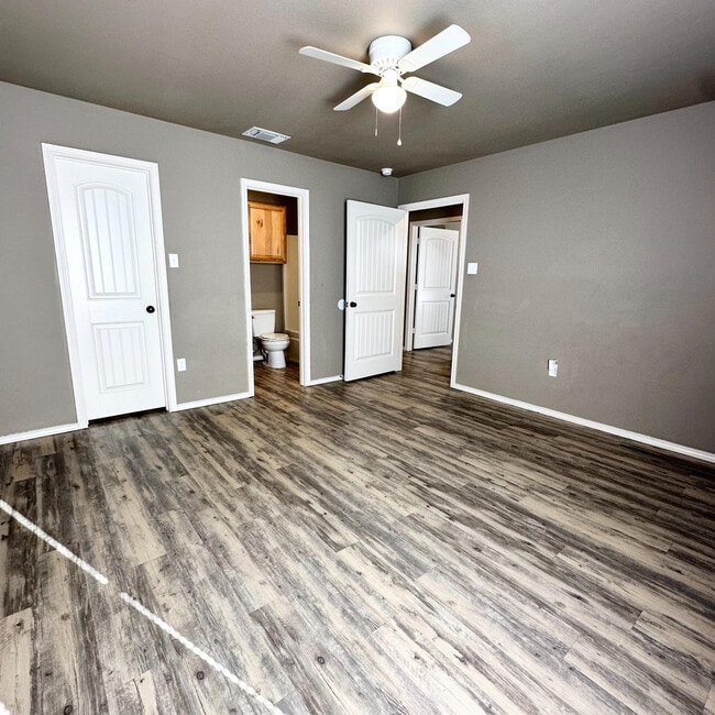 Building Photo - 1304 E 15th St