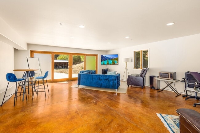 Building Photo - Ojai Views