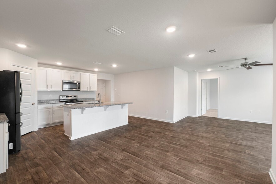 Building Photo - 7805 Lakeside Oaks Dr