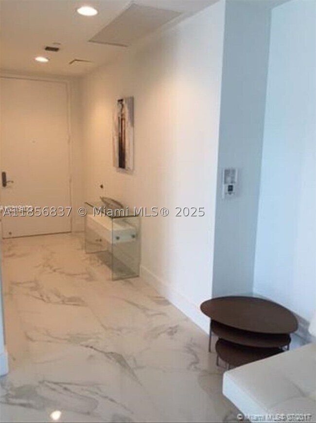 Building Photo - 15811 Collins Ave