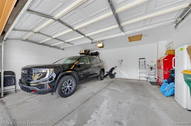 Building Photo - 30118 Kingsway Dr