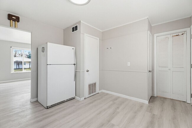 Building Photo - 14921 Myola Ave