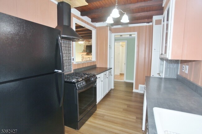 Building Photo - 56 Rogerene Way