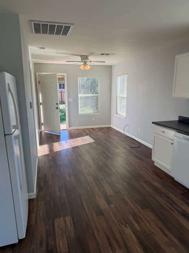 Building Photo - 1 bedroom, 1 bathroom Charming Home Central Location