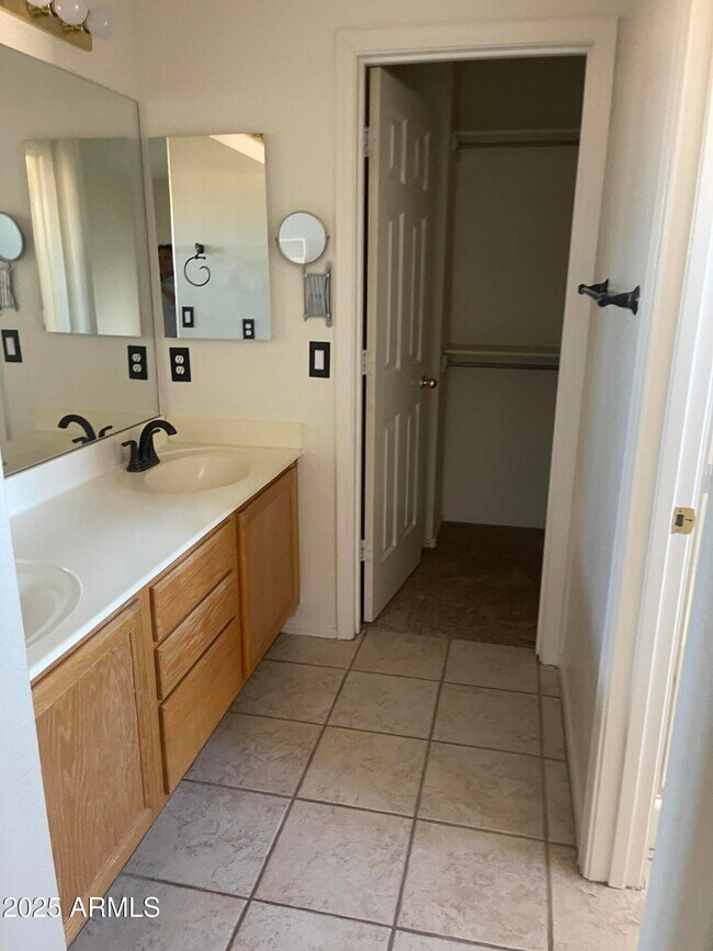 Building Photo - 1381 W Pelican Ct