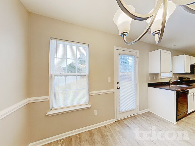 Building Photo - 1131 Delander Ln