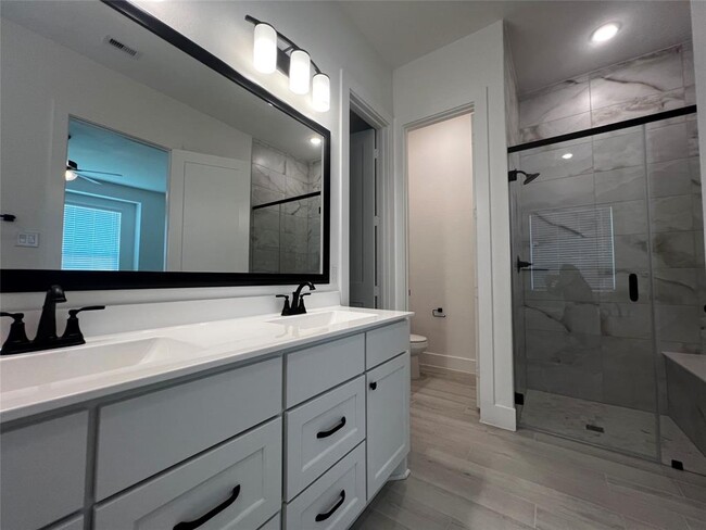 Building Photo - 10931 Cres Spg Dr