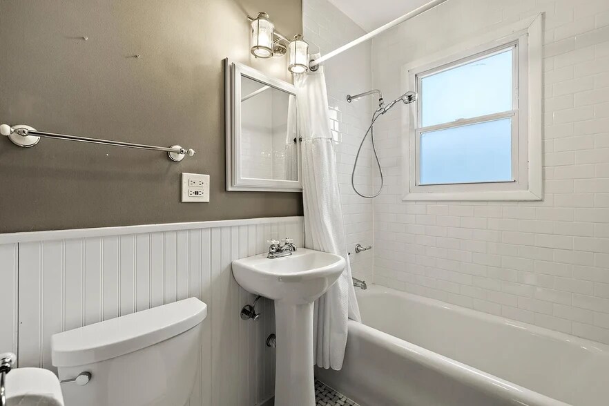 Building Photo - 82 S Williams St