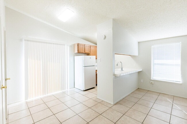 Building Photo - 140 N Troy Ave