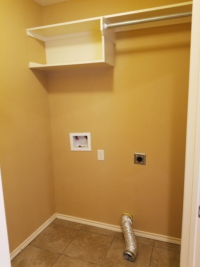 Building Photo - Lindale-Charming 2 Bedroom, 2 Bath House w/Garage!