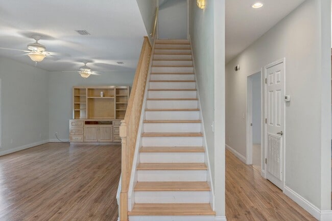Building Photo - 322 Crescent Dr