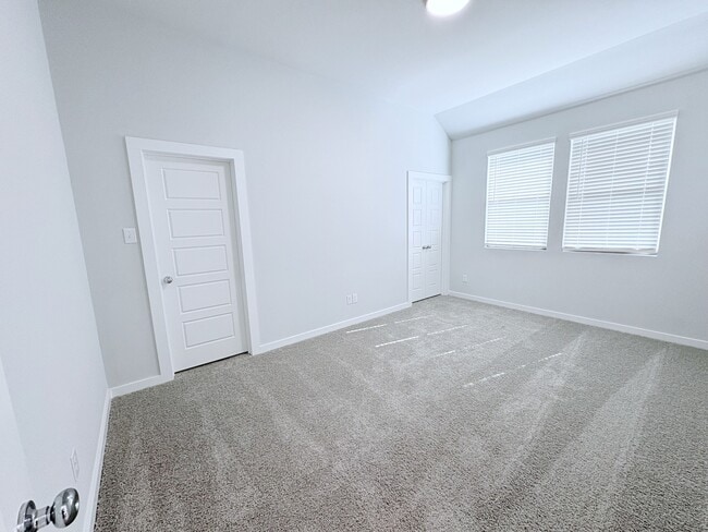 Building Photo - 401 Green Gables Dr