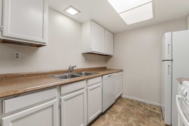 Building Photo - Spacious One-Bedroom Condo for Rent!