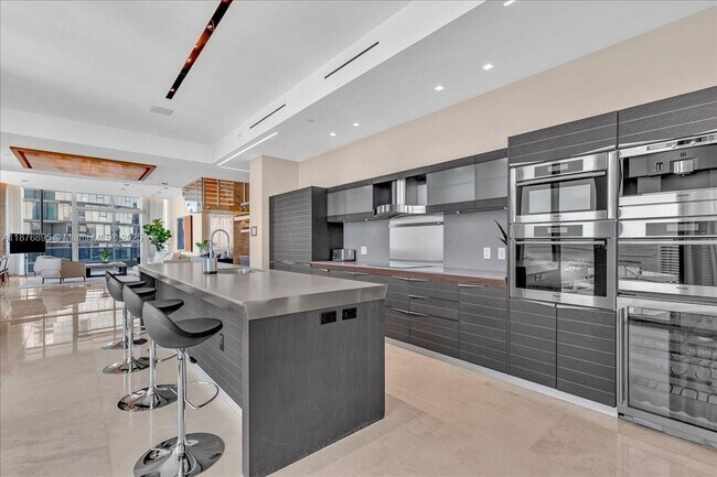 Building Photo - 200 Biscayne Blvd Way