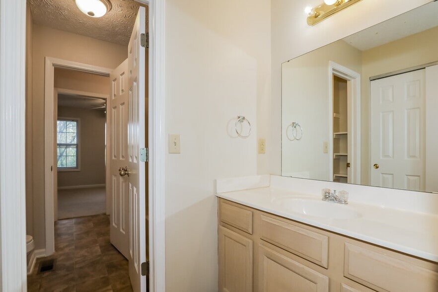 Building Photo - 1541 Brookfield Cir