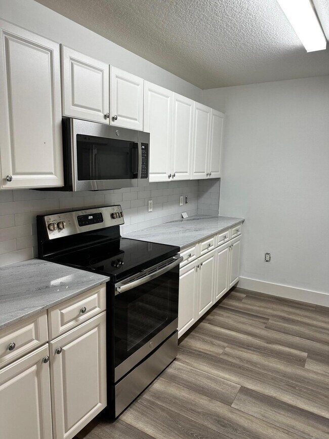 Building Photo - 1203 Town Center Dr