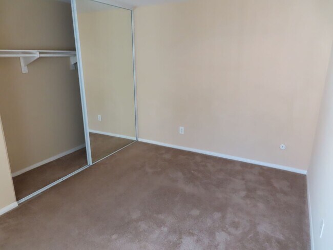 Building Photo - Two Bedroom townhome in the Oak Park / Lem...