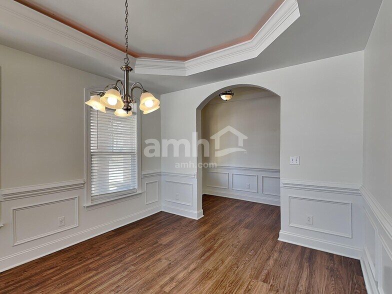 Building Photo - 8100 Lynwood Square