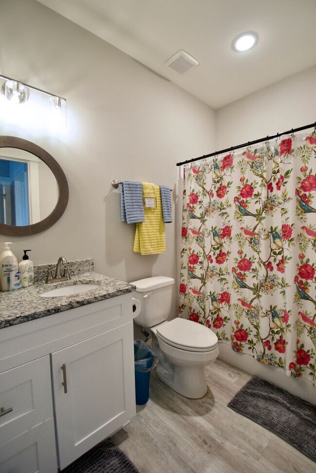 Building Photo - 3 Bed 3.5 Bath Luxury Townhome in Convenient Location!