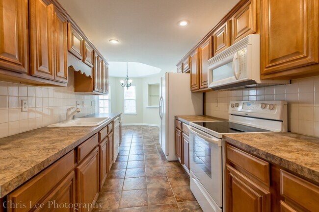 Building Photo - Large 3 Bedroom Home in Perfect Condition! Great Location!