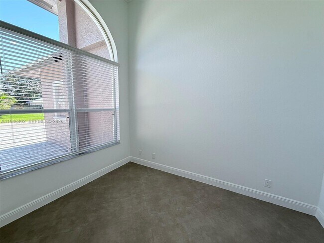 Building Photo - 1749 SW Desert Ave