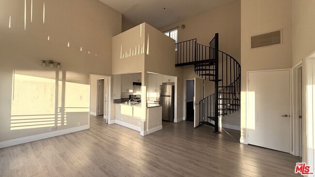 Building Photo - 701 S Kingsley Dr