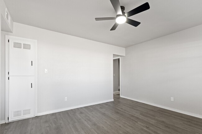 Building Photo - 1304 Pinewood Ct