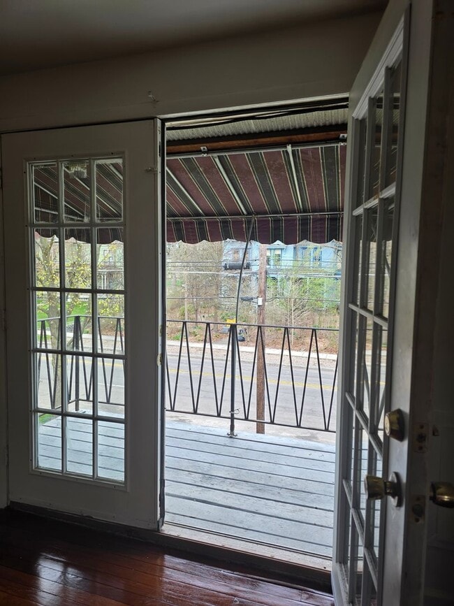 Building Photo - 2-bedroom upper