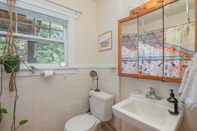 Building Photo - Charming 2 Bed, 1 Bath Home with Bonus Off...