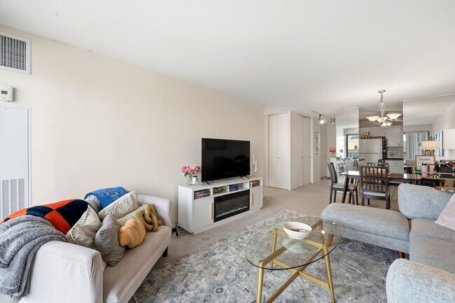 Building Photo - 2020 N Lincoln Park W