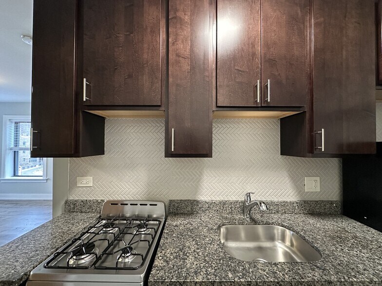 Building Photo - 712 W Brompton Ave