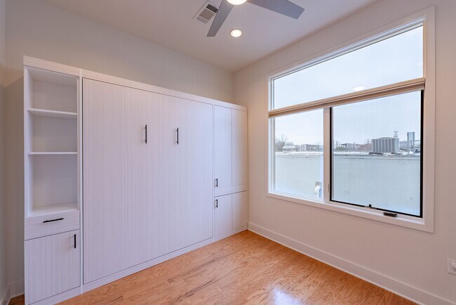Building Photo - Beautiful South Lamar 2 bed 2 bath Condo!