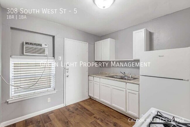 Building Photo - 308 South West St-5