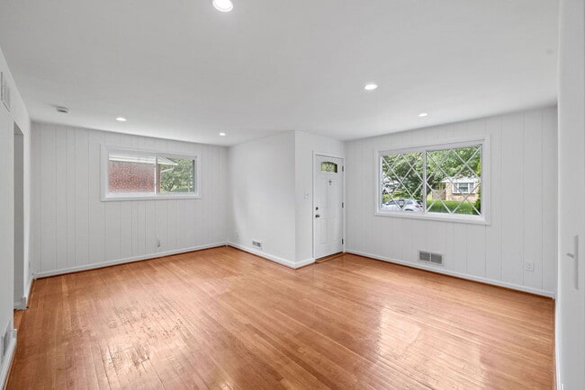 Building Photo - Rare Garage, Fully Fenced, and Steps to Me...