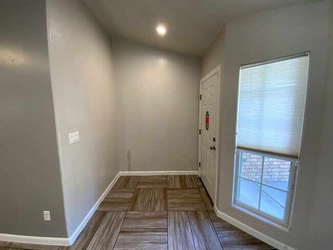 Building Photo - 3 Bedroom Single Story home Near Paseo Del...
