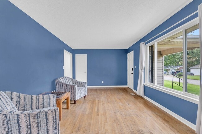 Building Photo - Located in the Heart of Hixson! 3 beds, 2 ...